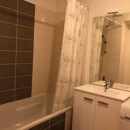 Apartmán 2 Bedrooms For 5 With Parking - Near Tram *