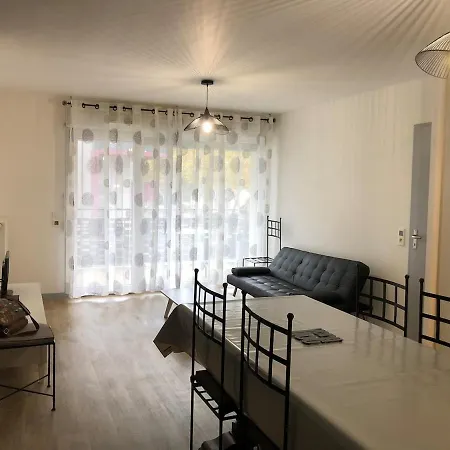 2 Bedrooms For 5 With Parking - Near Tram *