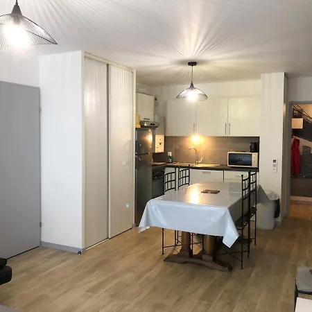 2 Bedrooms For 5 With Parking - Near Tram *