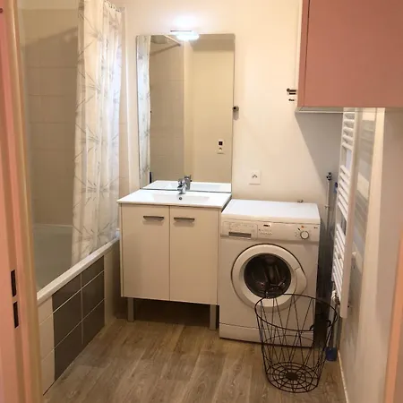 2 Bedrooms For 5 With Parking - Near Tram