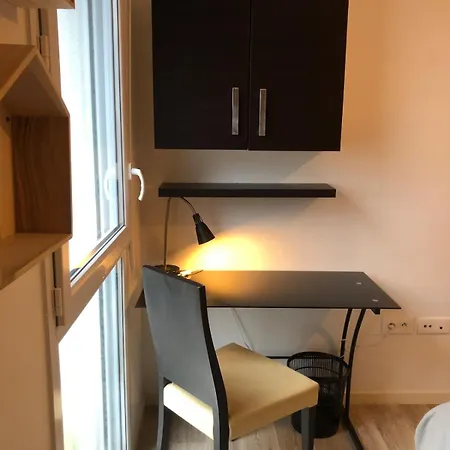 2 Bedrooms For 5 With Parking - Near Tram Apartmán
