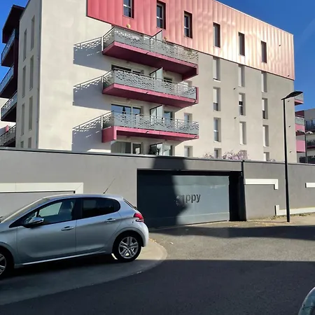 Pmr 2 Avec Parking, Proche Tram Angers