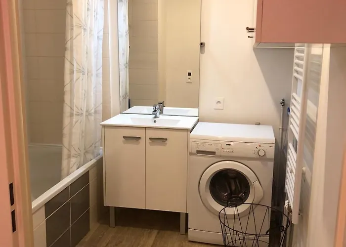 2 Bedrooms For 5 With Parking - Near Tram